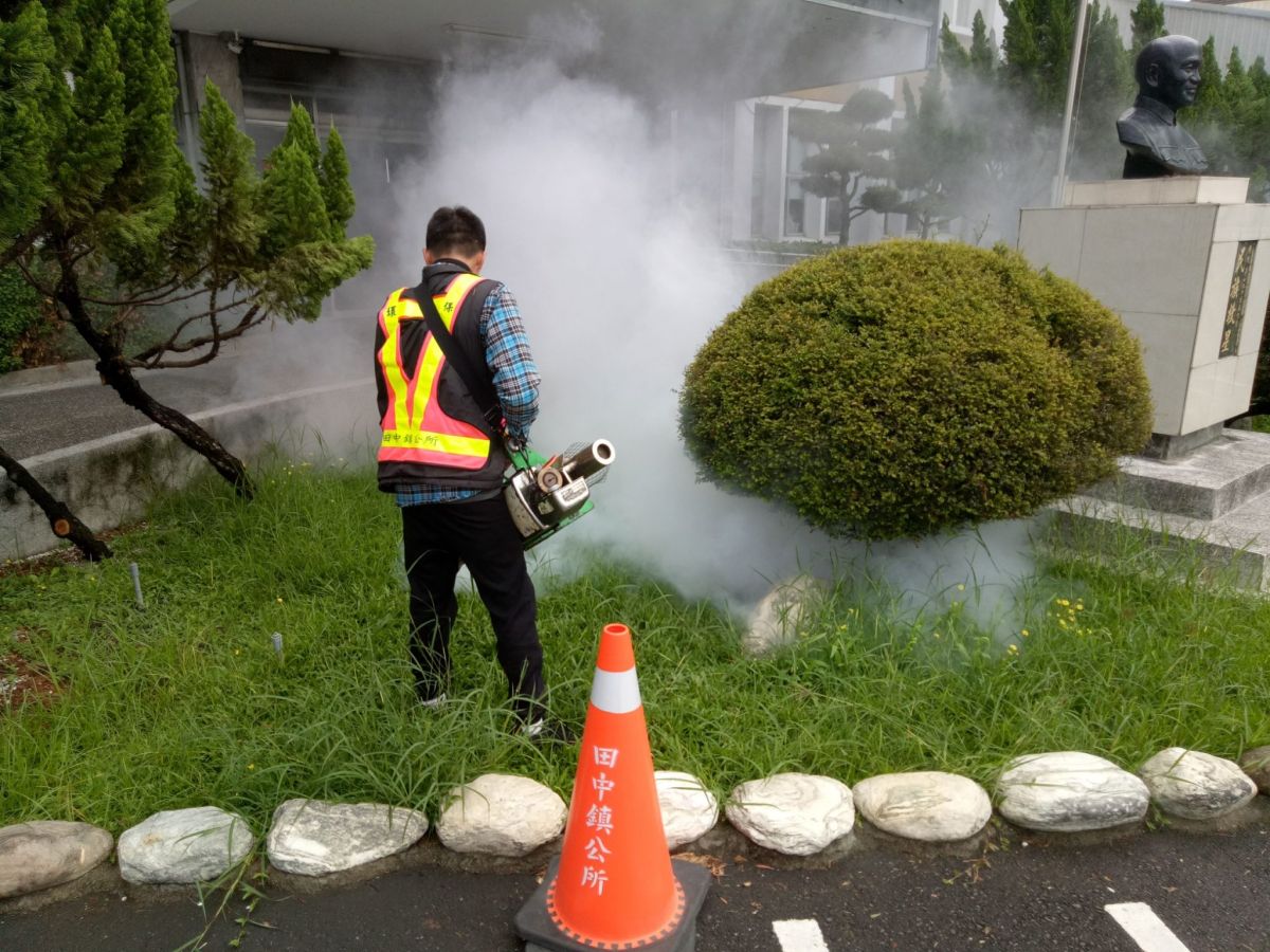 ▲清明連假後，田中鎮長洪麗娜率領清潔隊針對火車站，觀光景點等處所及人群密集區展開防疫消毒。（圖／記者陳雅芳攝，2020.04.07）