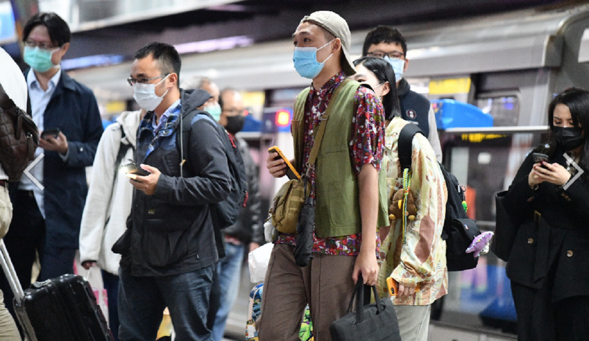 ▲新冠肺炎疫情持續擴散，交通部強制要求民眾 4 日起搭乘大眾運輸工具要戴口罩，否則將開罰。（圖／NOWnews資料照）