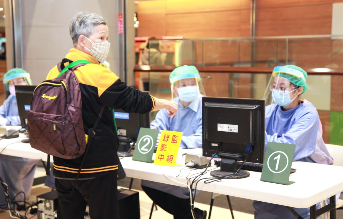 ▲新冠肺炎疫情嚴峻，民眾面對排山倒海而來的新聞訊息可能會產生焦慮不安的狀況。（圖／資料照片）