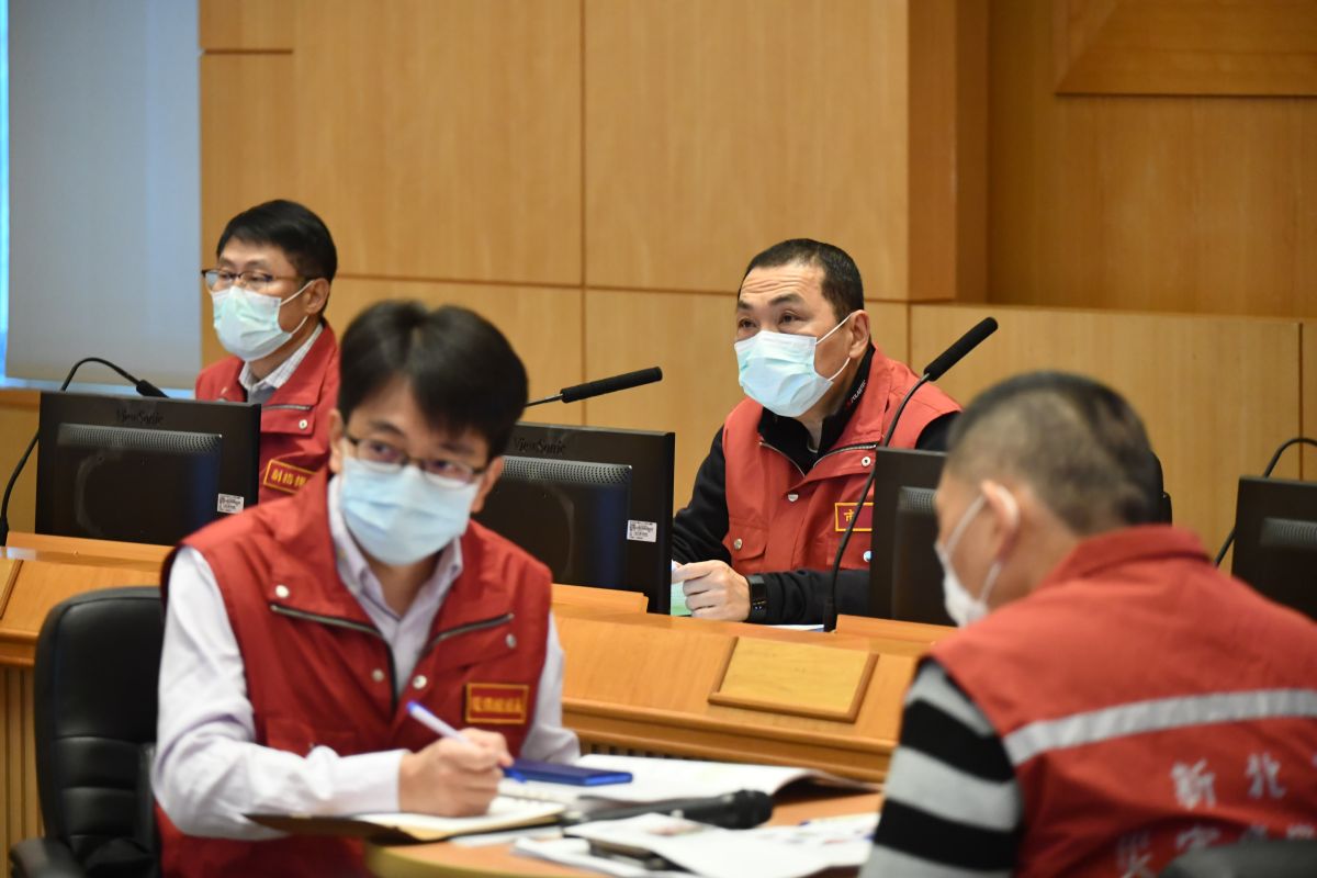 ▲侯友宜表示，公有傳統市場、夜市等區域，即日起攤商全面配戴口罩，違者將依食品安全衛生管理法開罰，小吃店最少會3萬元以上。（圖／記者宋原彰攝，2020.04.08）