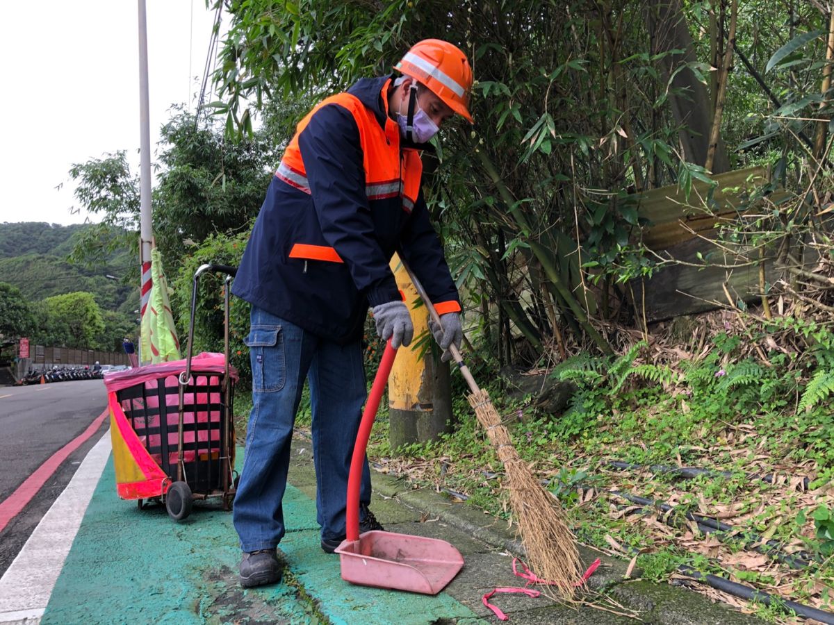 ▲侯友宜市長今(8)日上午於市政會議中頒獎表揚環保局萬里區清潔隊隊員方堯正拾金不昧的廉潔情操，並對其熱忱服務民眾給予最大肯定。（圖／新北市環保局提供）