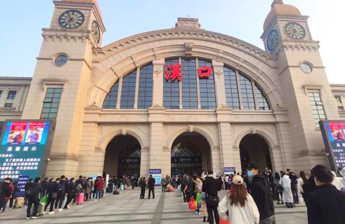 ▲漢口火車站前的人潮。（圖／翻攝自澎湃新聞）