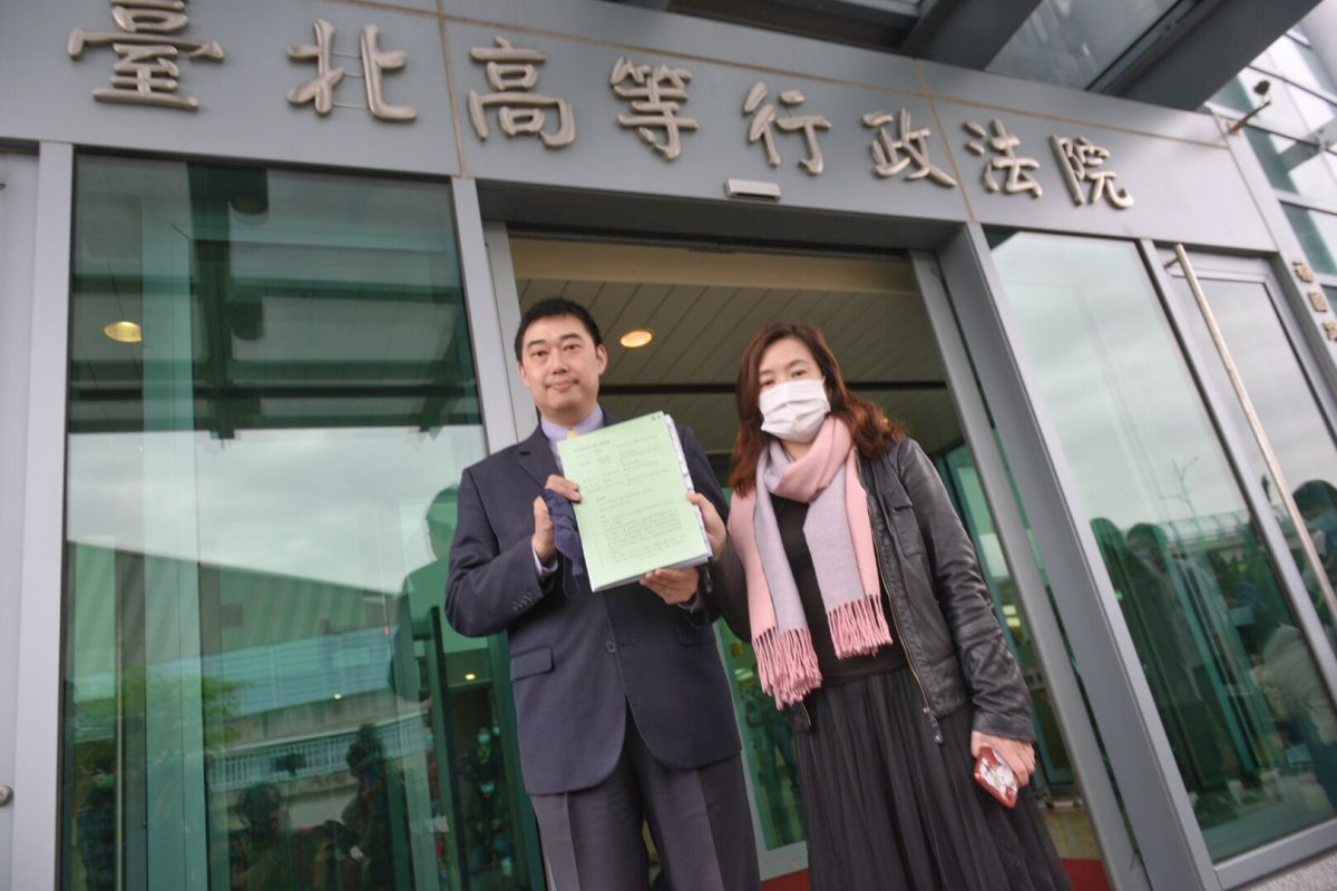 今（8）日上午由前高市新聞局長王淺秋、律師葉慶元代表韓國瑜，到台北高等行政法院呈遞行政訴訟停止執行聲請狀，要求停止罷韓案投票。（圖／記者林柏年攝，2020.04.08）