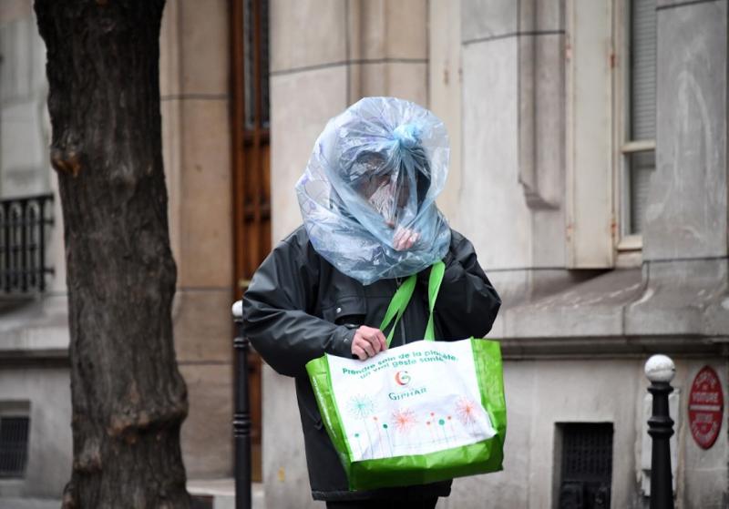 ▲巴黎居民因為沒有口罩，只好套塑膠袋防護。（圖／翻攝自 The Local France ）