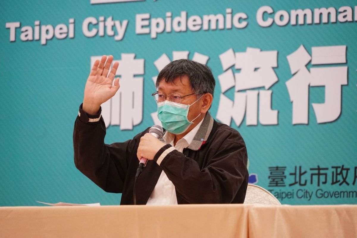 ▲台北市長柯文哲8日接受媒體訪問時，表示口罩政策理想仍是一天一個，並直言「難道假日我不去百貨公司、不出去玩？」（圖／台北市政府提供）