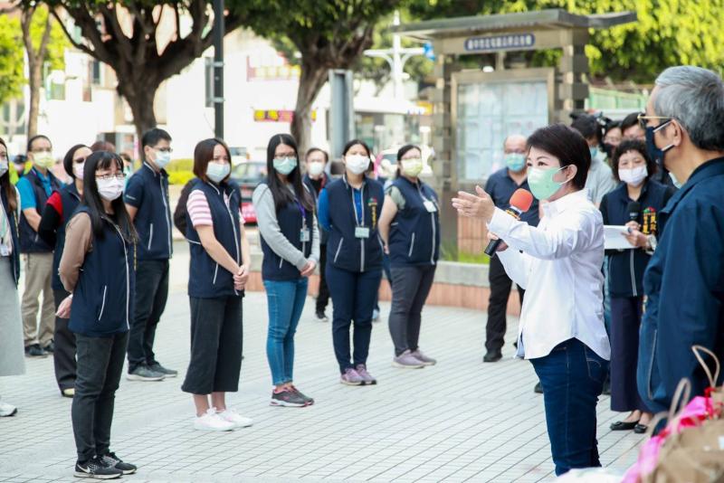 ▲中市長盧秀燕前往北屯區公所慰勞防疫第一線民政人員，發放每人1千元獎勵金。 (圖／柳榮俊攝2020.4.8)