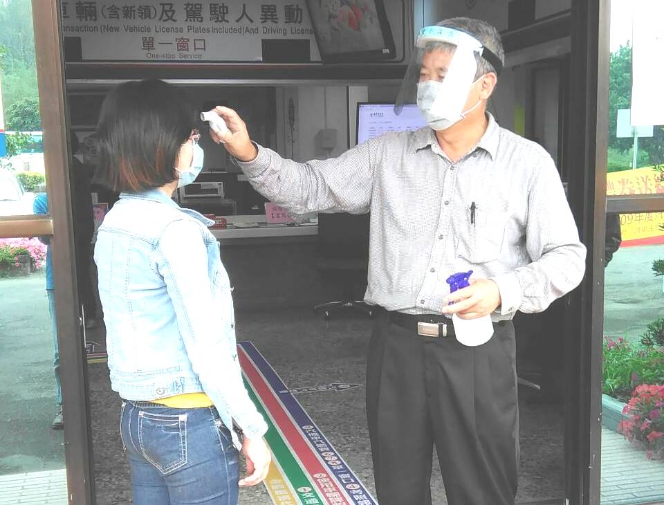 ▲交通部公路總局高雄市區監理所自製面罩，讓疫情防護更升級。(圖／記者黃守作攝)