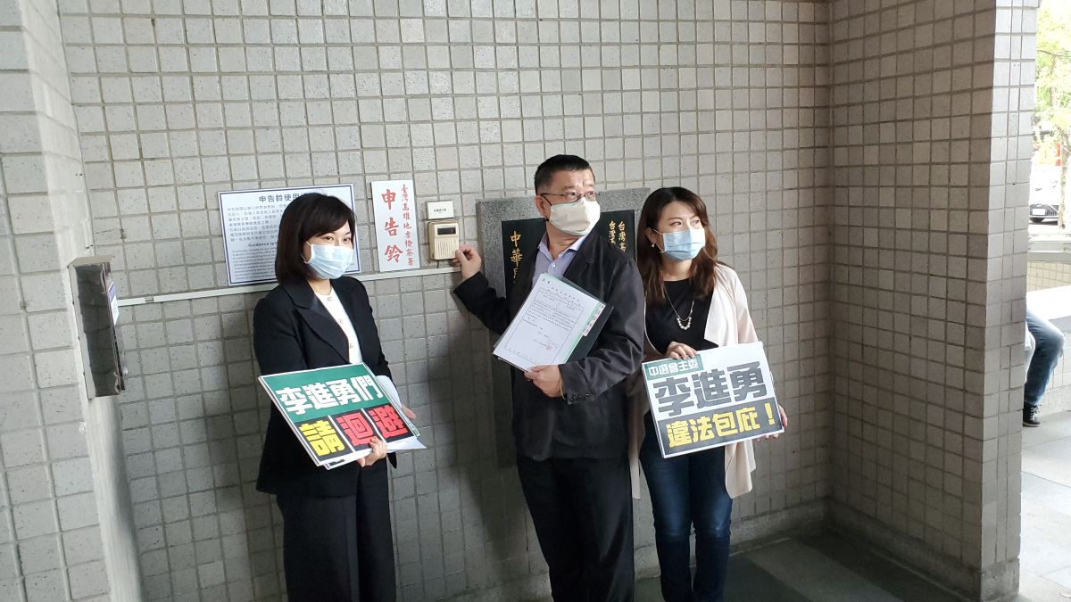 ▲挺韓議員陳麗娜、陳美雅也在今天下午在律師林石猛陪同下到高雄地檢署控告中選會主委李進勇違反選罷法、尹立、陳冠榮、張博洋、李佾潔涉偽造文書等違法手段意圖使罷免案成立。(圖／國民黨高雄市黨部提供)