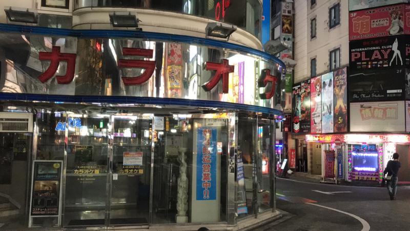 ▲安倍宣布日本7地區進入「緊急事態」，東京入夜後許多店家大門深鎖。（圖／作者鄭仲嵐提供）