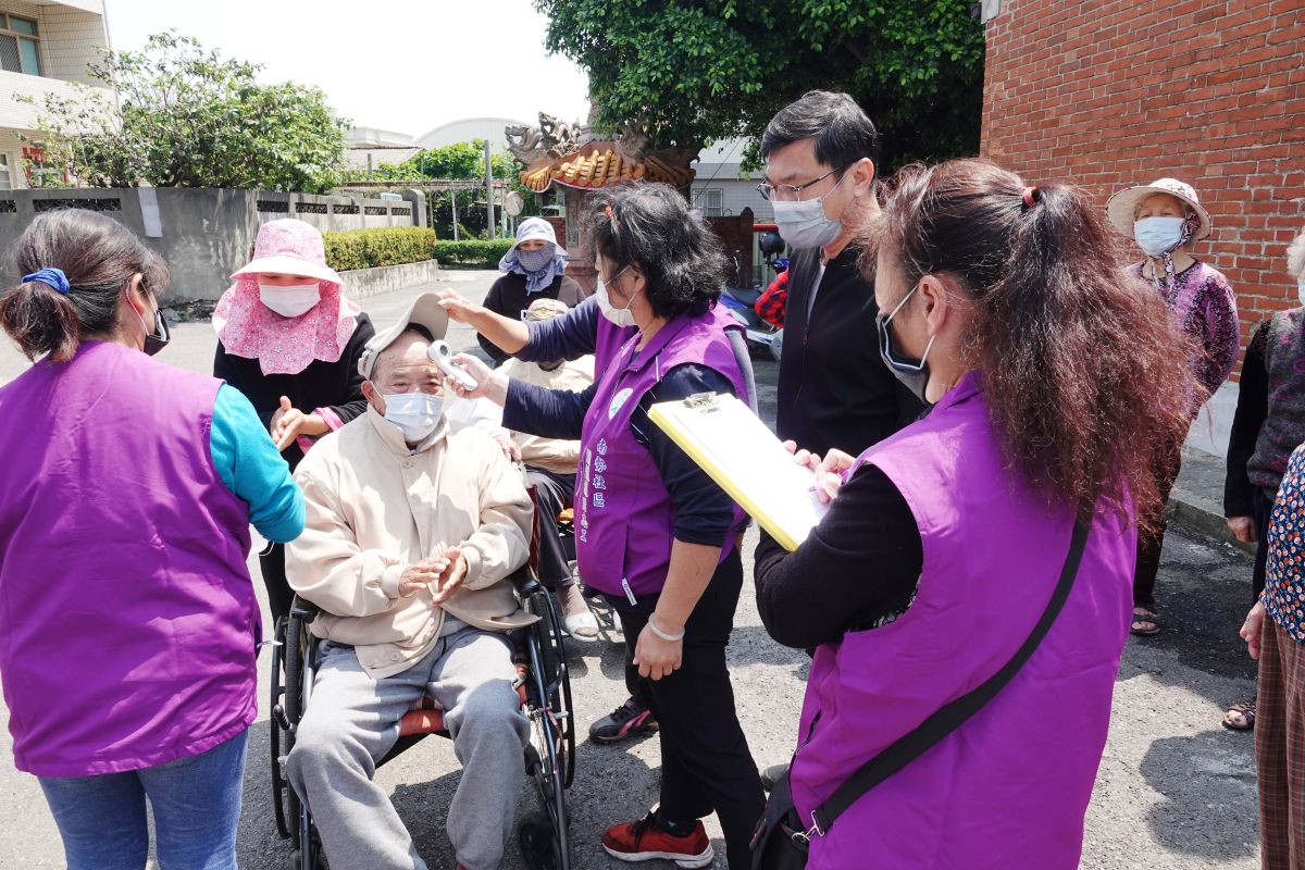 ▲目前南勢社區有30多位長輩參加共餐活動，鹿港鎮長許志宏前往宣導加強關懷據點的消毒清潔工作，要求防疫一定要落實，才能降低感染風險。（圖／記者葉靜美攝）