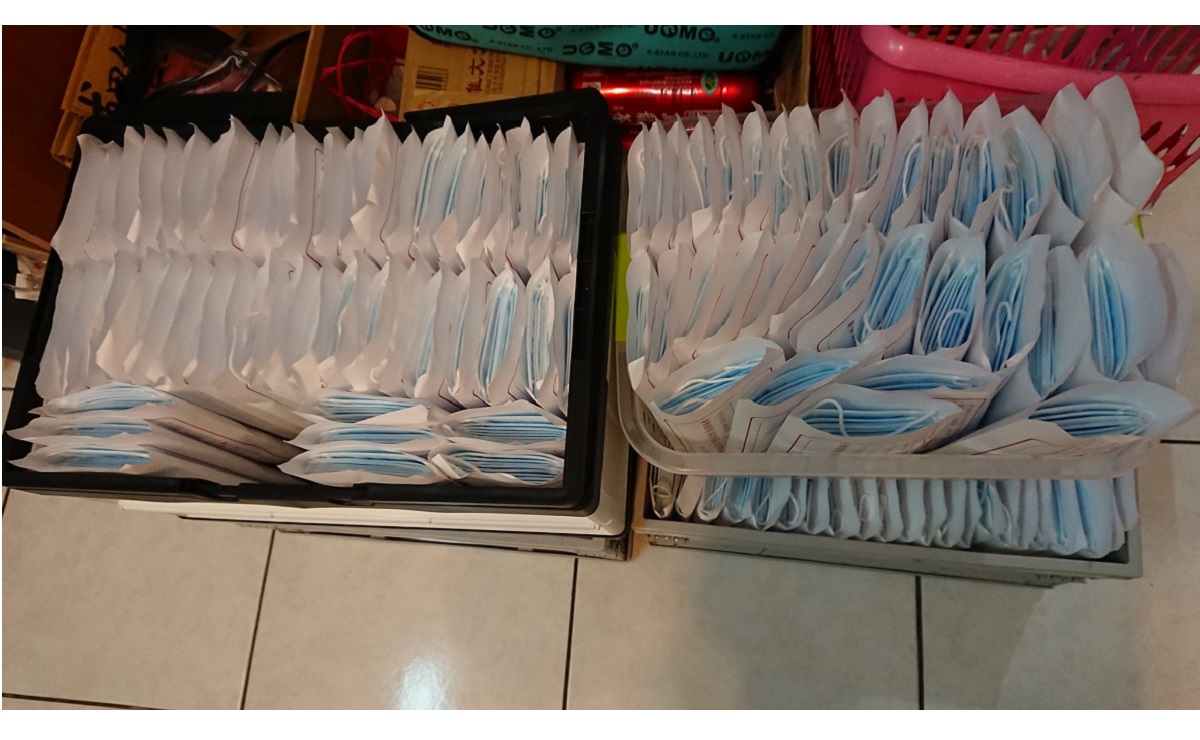 ▲有藥師抱怨，信封袋太小，要裝 9 片口罩需費盡比平常 3 倍大的力氣。（圖／翻攝自臉書 藥局大小事）