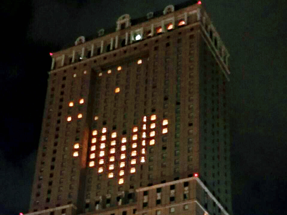 ▲ 漢來大飯店樓高186公尺，晚上7點準時出現的「大愛心」成了高雄夜空新亮點。（圖／漢來大飯店提供）