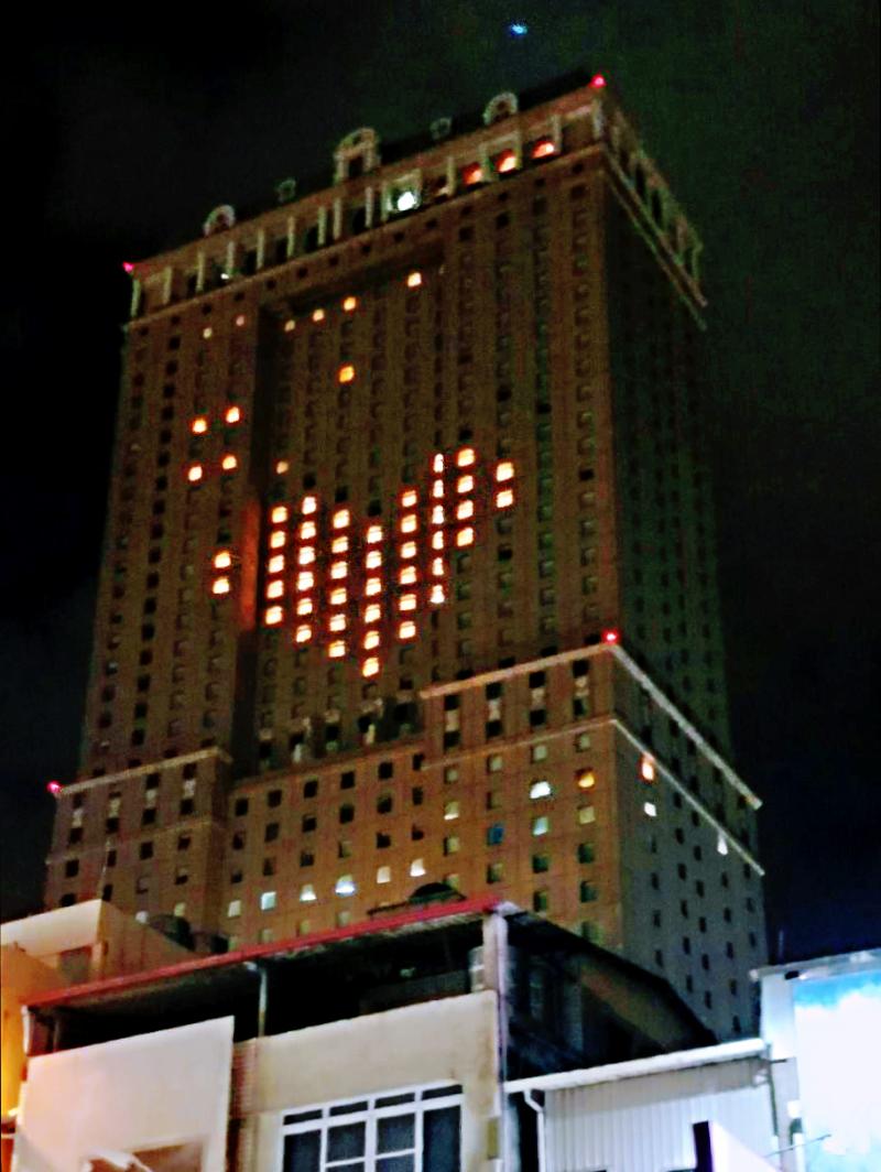 <br> ▲ 漢來大飯店樓高186公尺，晚上7點準時出現的「大愛心」成了高雄夜空新亮點。（圖／漢來大飯店提供）