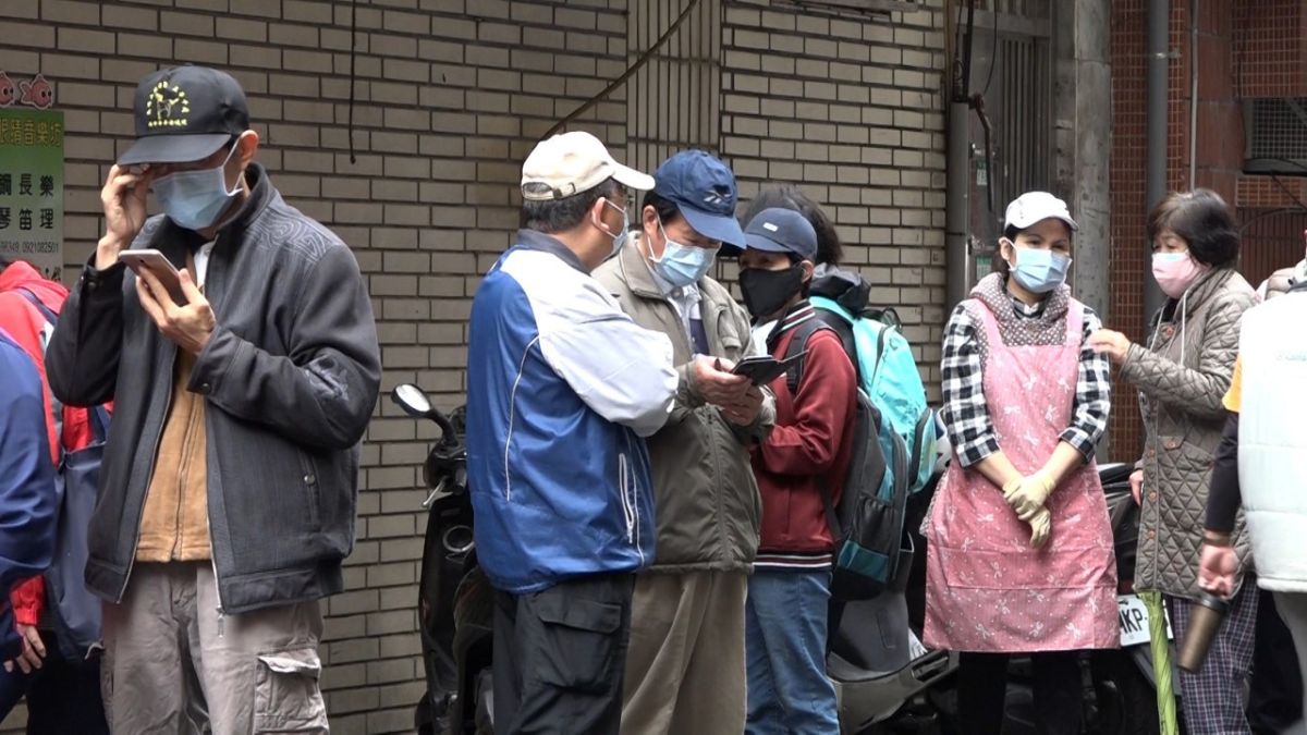 ▲受新冠肺炎疫情影響，藥局前出現大排長龍的買口罩人潮。（示意圖／NOWnews攝影中心）