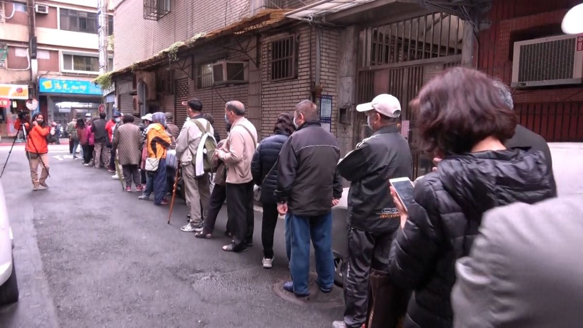 ▲受新冠肺炎疫情影響，藥局前出現大排長龍的買口罩人潮。（示意圖／NOWnews攝影中心）