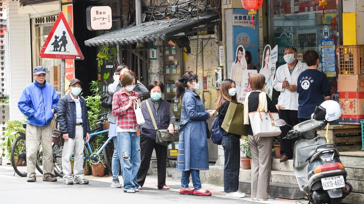 ▲口罩實名制一推出時，藥局門口外都有不少民眾排隊買口罩。（示意圖／ NOWnews 攝影中心）