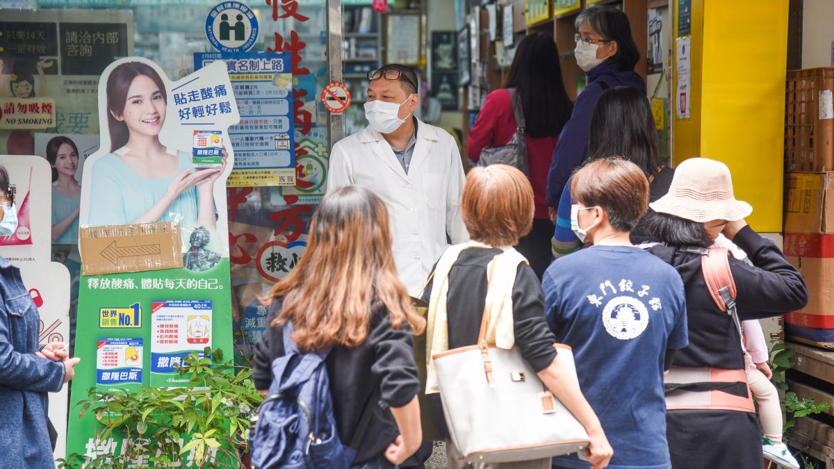 ▲中央流行疫情指揮中心今（16）天表示，將從24日起在藥局販售雙鋼印實名制口罩。（圖／NOWnews攝影中心）