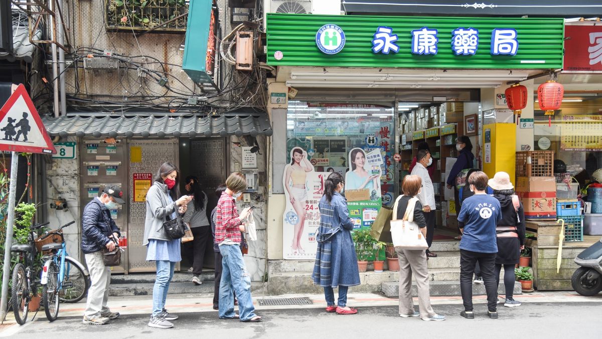 ▲受新冠肺炎疫情影響，藥局前出現大排長龍的買口罩人潮。（示意圖／NOWnews攝影中心）