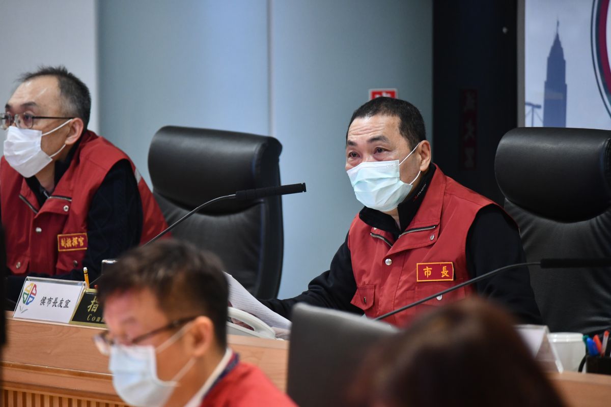 ▲侯友宜宣布，轄內所有與食品接觸之從業人員皆須全程配戴口罩，否則依營業型態開罰3或6萬元以上罰款。（圖／新北市衛生局提供）