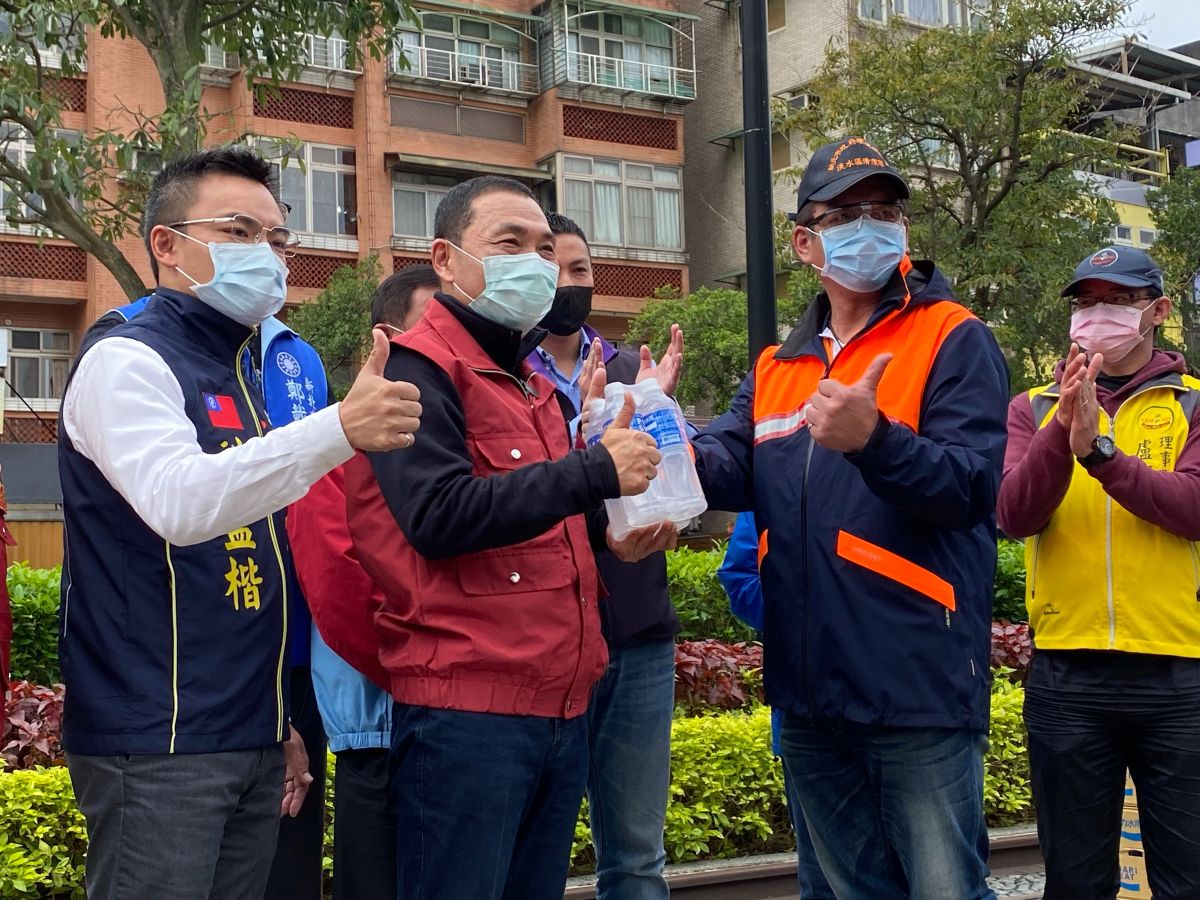 ▲新北市長侯友宜今視察淡水老街消毒作業時表示 :「我們跟台北市不太一樣，新北市沒有酒店」。（圖／新北市政府提供）