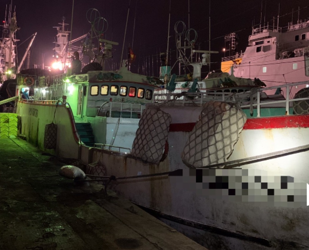 ▲海巡署艦隊分署第五海巡隊查獲巴布亞新幾內亞籍漁船涉嫌走私冷凍沙丁魚。(圖／海巡署第五海巡隊提供)
