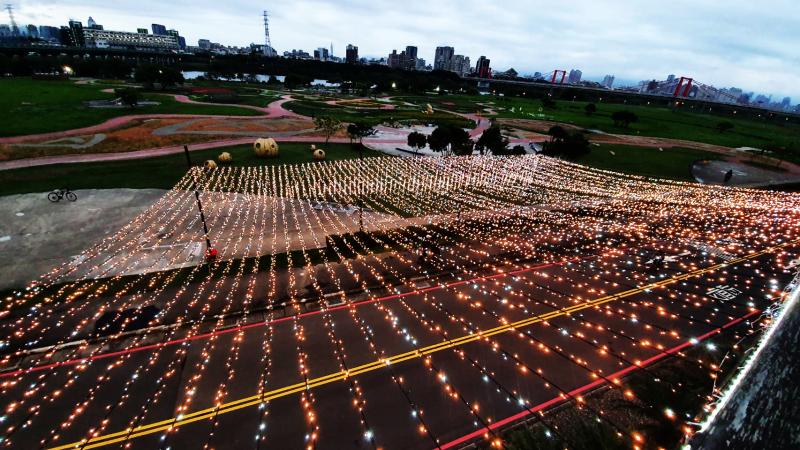 百萬顆LED星燈組成蝴蝶花海　「新北河濱蝶戀季」登場

