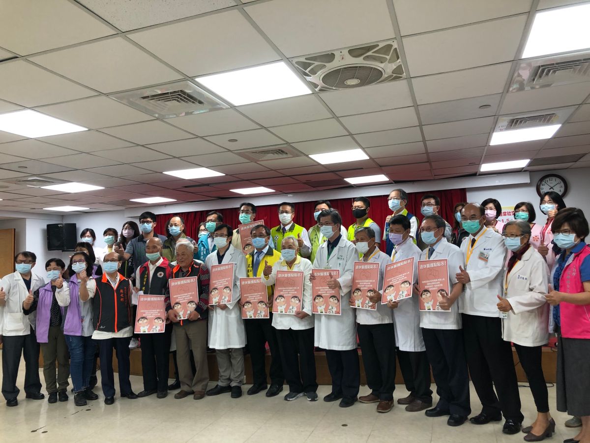 ▲黃偉哲與退休醫護人員齊心宣示全力奮戰，堅守防疫崗位（圖／記者林怡孜攝，2020.04.09）