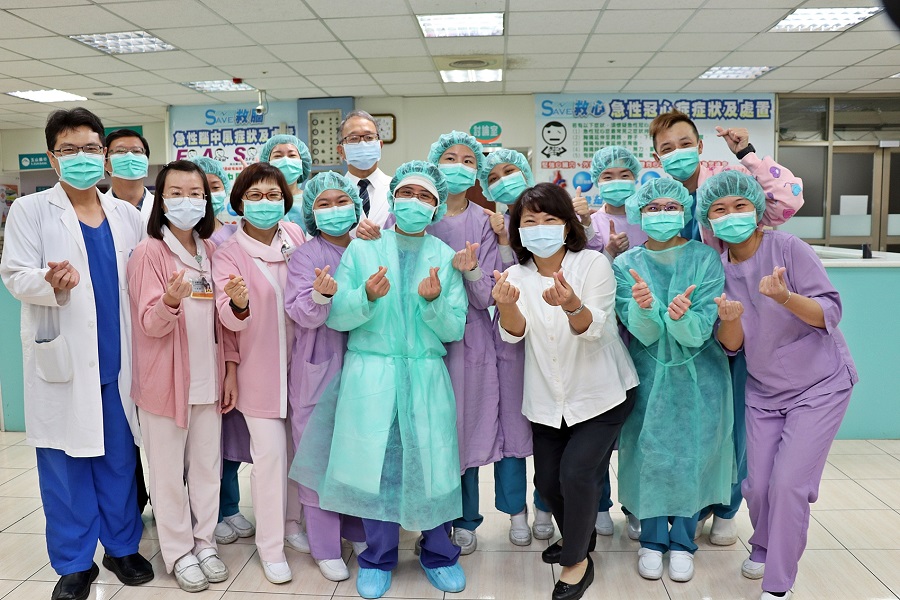 ▲嘉義市勇媽市長黃敏惠在新冠肺炎疫情發生後，不止到醫院慰問醫護人員，在疫情嚴峻時刻，更貼將心比心的寫信慰問醫護人員及其家人。（圖／嘉義市政府提供）