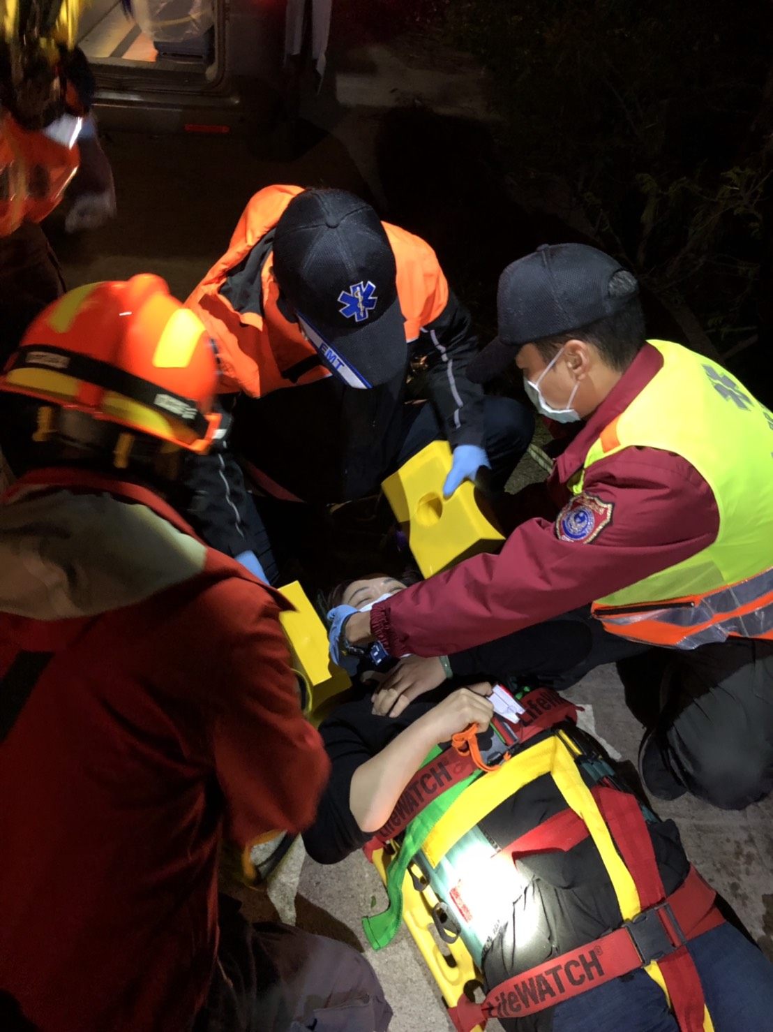 ▲金門婦人跌落大排，消防人員救援脫困。（圖／金沙分隊提供）