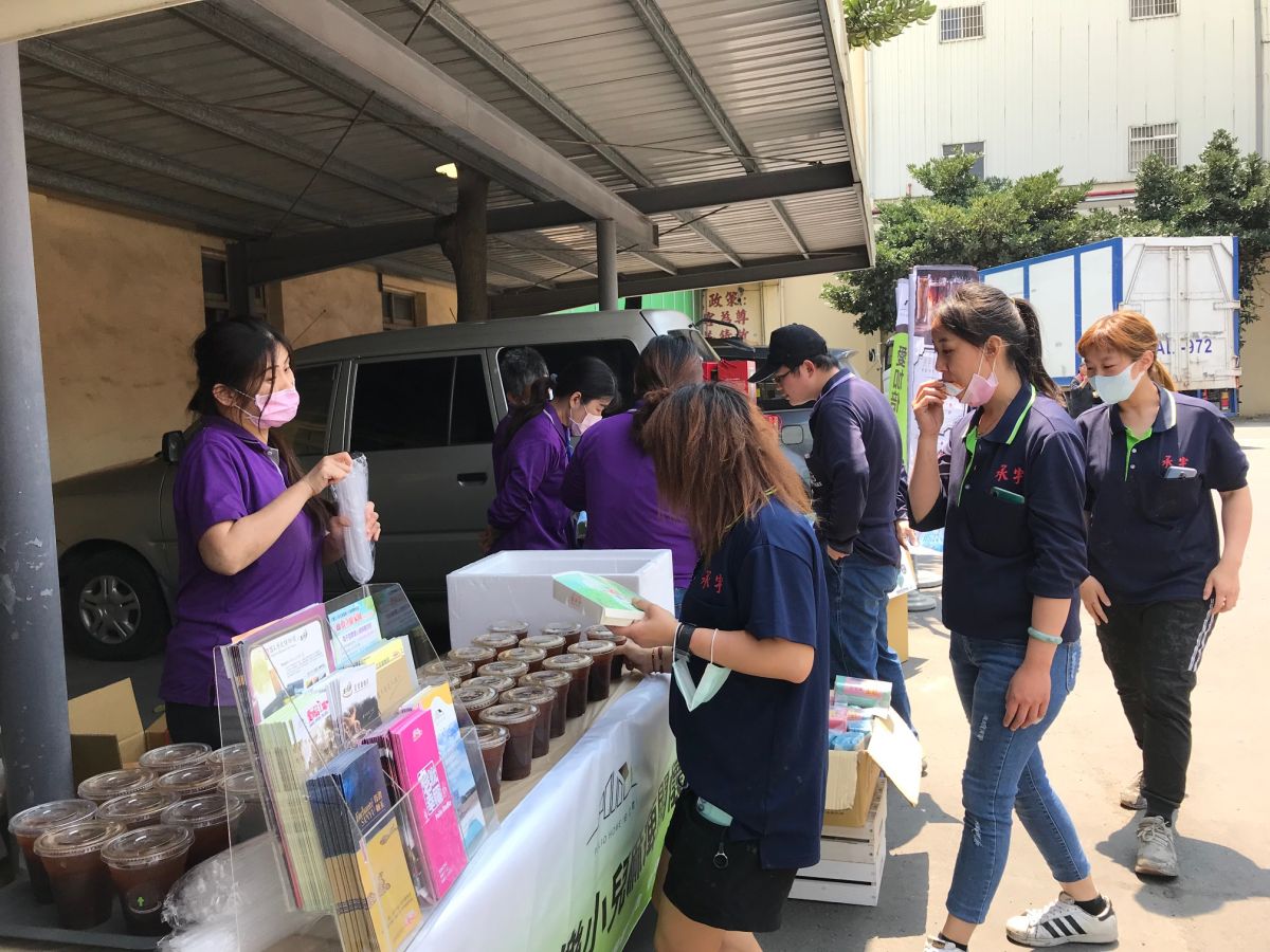 ▲喜樂小兒麻痺關懷協會為回饋各界關懷與支持，規劃「敦親睦鄰回饋推廣活動」，提供芳苑鄉工業區員工每人一杯免費咖啡，向在地廠商表達祝福與謝意。（圖／記者葉靜美攝，2020.04.09）