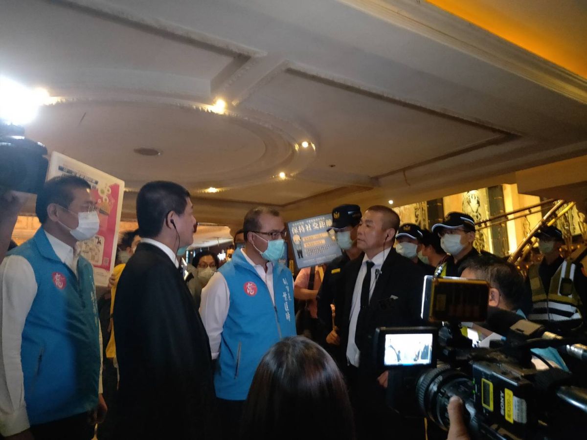 ▲因應新冠肺炎疫情自即日起，全國酒店及舞廳全面停業。高市副市長葉匡時隨即於當晚帶隊突擊金芭黎舞廳等酒店，他呼籲業者遵守中央流行疫情指揮中心指示全面停止營業的規定。（高市府提供）