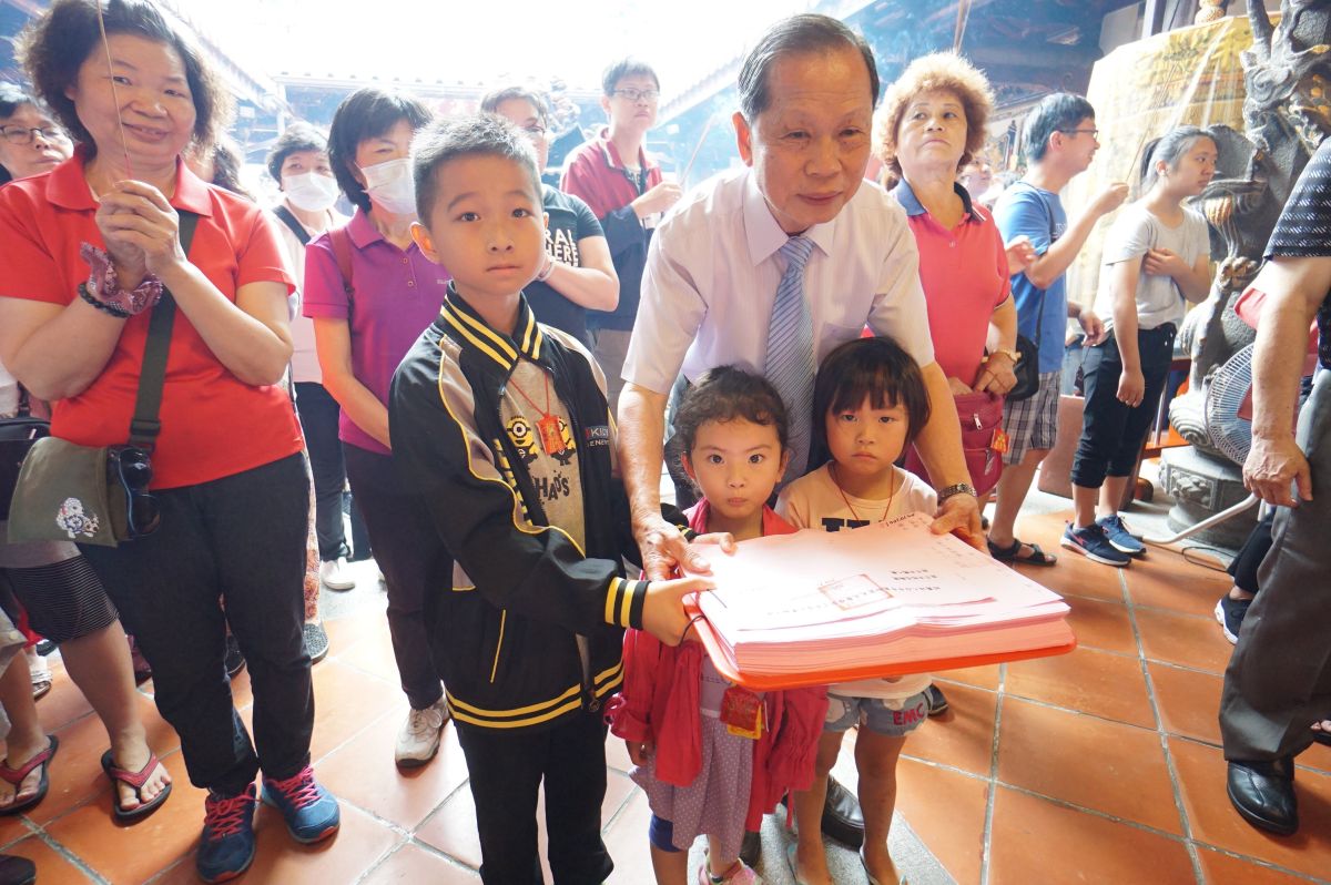 ▲因應疫情，今年萬和宮媽祖契子女祝夀植福，不邀請契子女回宮參拜，往年小朋友可愛逗趣場景不再。（圖／萬和宮提供）