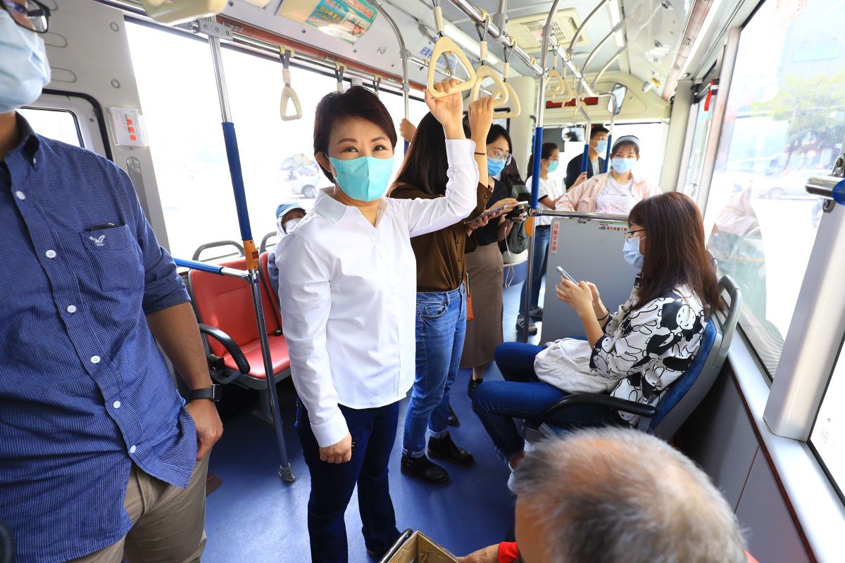 ▲市長盧秀燕今早親自搭公車視察。(圖／柳榮俊翻攝2020.4.10)