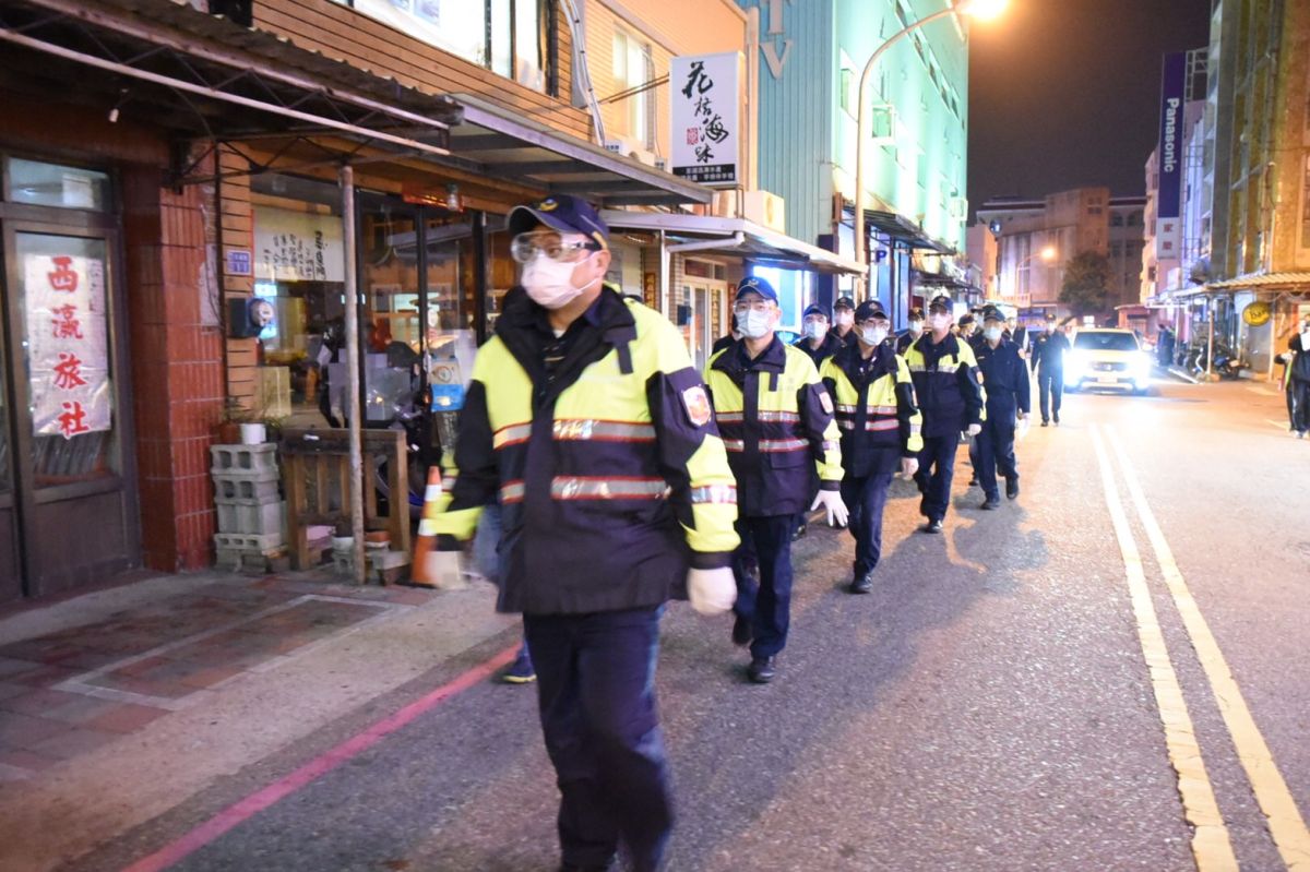 ▲台北酒店女公關確診「新冠肺炎」，為防範澎湖有女陪侍的卡拉OK、KTV成為疫情破口，建設處、警察局、衛生局一行4.50人浩浩蕩蕩前往相關場所宣導。（圖／澎湖縣政府提供）