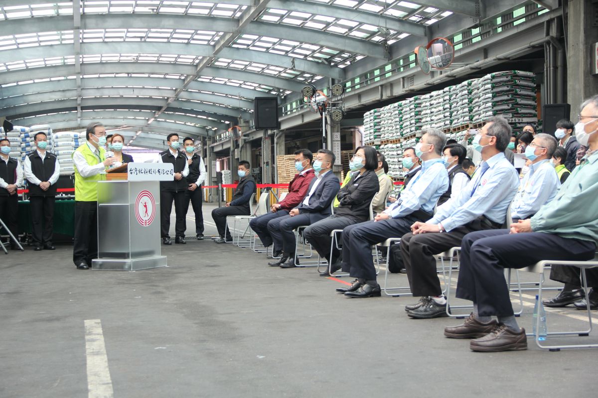 ▲總統蔡英文在立法院副院長蔡其昌倍同到台肥台中廠視察。(圖／柳榮俊翻攝2020.4.10)