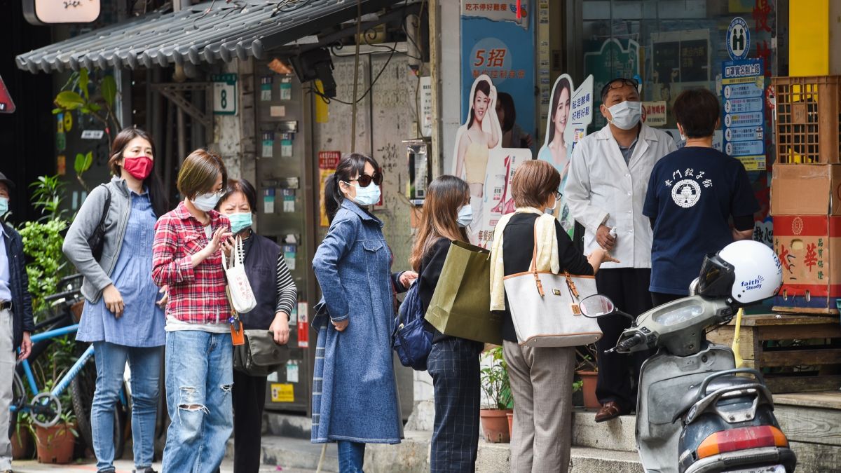 ▲針對國內口罩配給量是否足夠，應不應該捐助給國外，民意調查也呈現兩極化的情況。（圖／NOWnews資料照片）