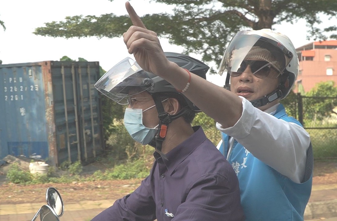 ▲高雄市長韓國瑜坐上「歐兜麥」巡視楠梓陸橋機慢車道動線，期望能破除楠梓陸橋「百慕達」之迷思。(圖／高雄市政府交通局提供)