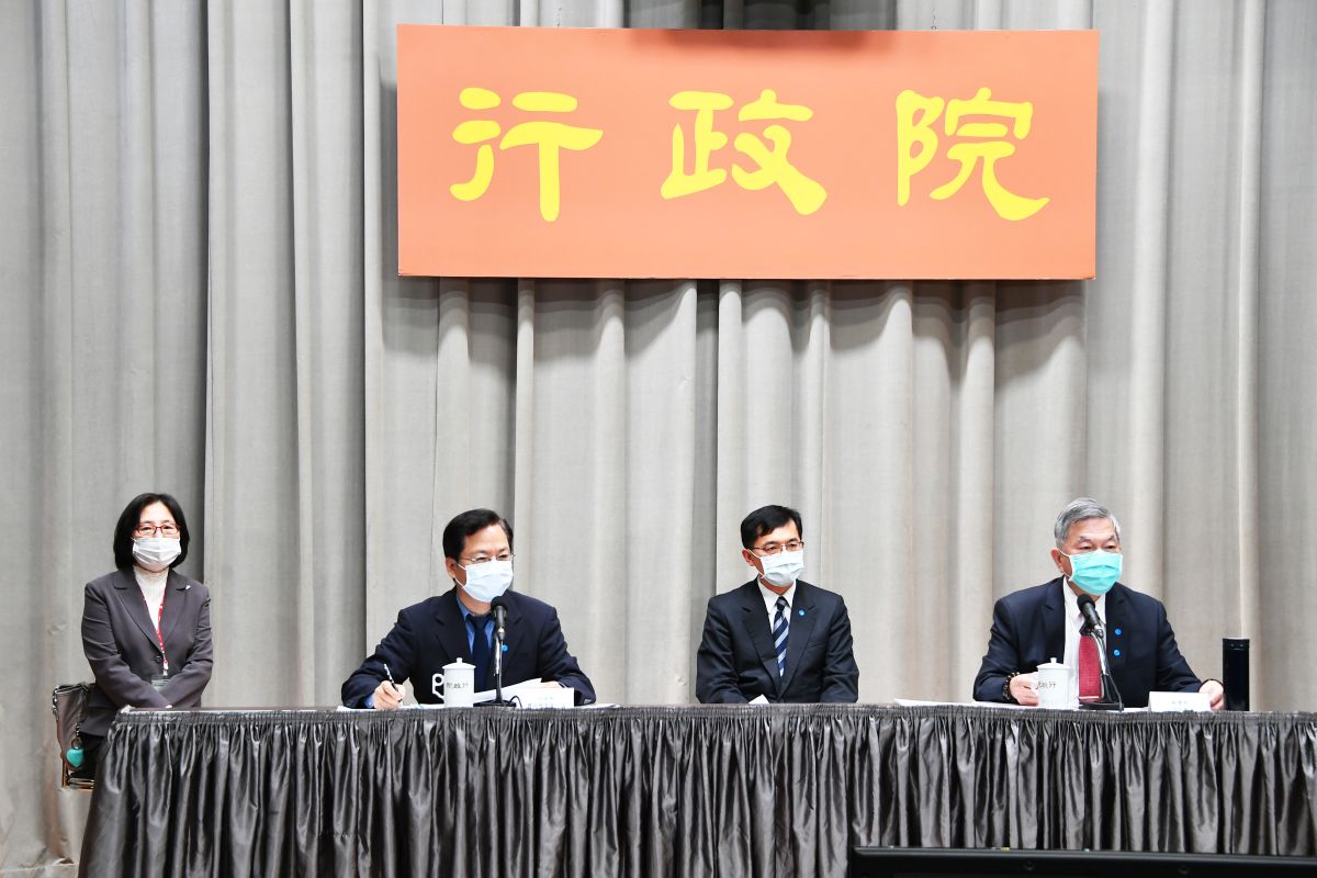 經濟部10日在行政院記者會說明加碼擴大協助方案。（圖 / 行政院提供）