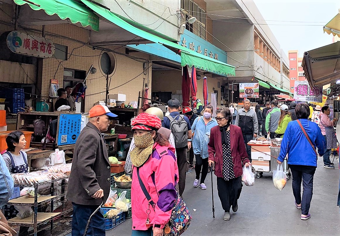 ▲為防止新冠肺炎疫情出現破口，增加群聚傳染風險，澎湖縣長賴峰偉宣布自13日開始，凡是進入傳統市場採買物品者，以及所有攤商都必須全面佩戴口罩。（圖／澎湖縣政府提供）
