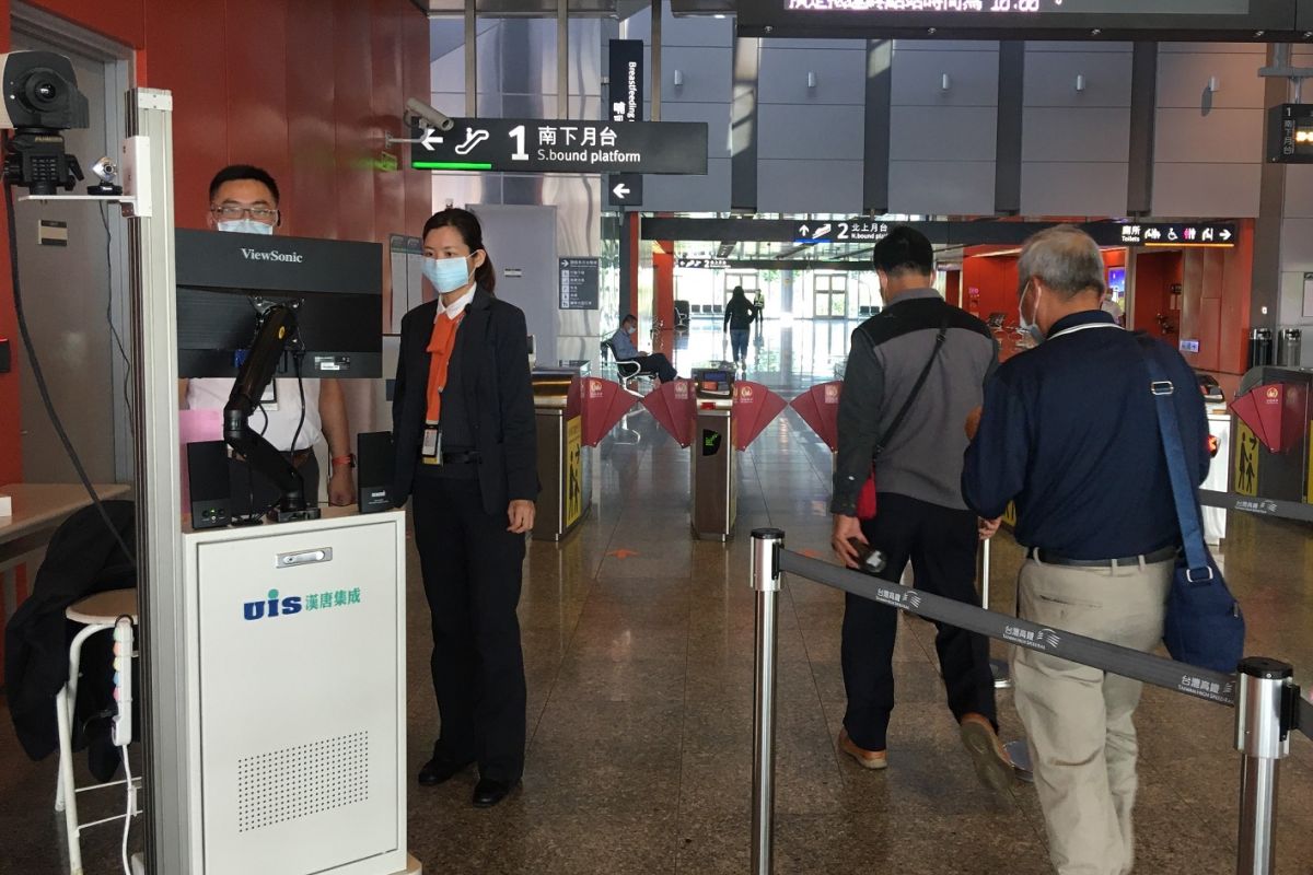 ▲高鐵雲林站今正式啟用醫療級紅外線體溫量測儀。（圖／記者蘇榮泉攝，2020.04.10）