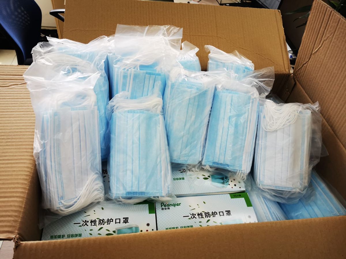 ▲一位男網友留言炫耀「還好我都不用去排口罩」，並曬出一整箱滿滿的口罩照片，目測至少 500 個以上。（圖／翻攝自爆廢公社）