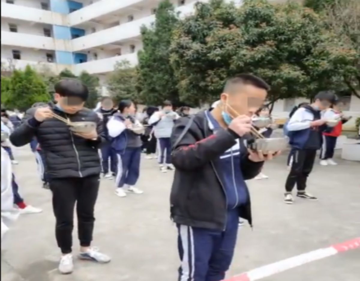 ▲推特上近日流傳 1 段貴州某中學的學生，站在指定空地、彼此保持距離進餐的短片。（圖／擷取自推特影片）