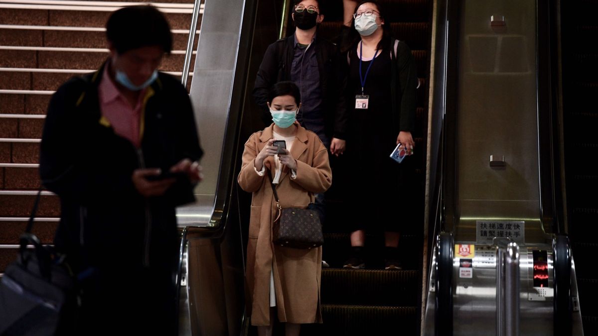 ▲受新冠肺炎疫情影響，不少民眾出門搭捷運等大眾交通工具都會戴上口罩。（圖／NOWnews攝影中心）