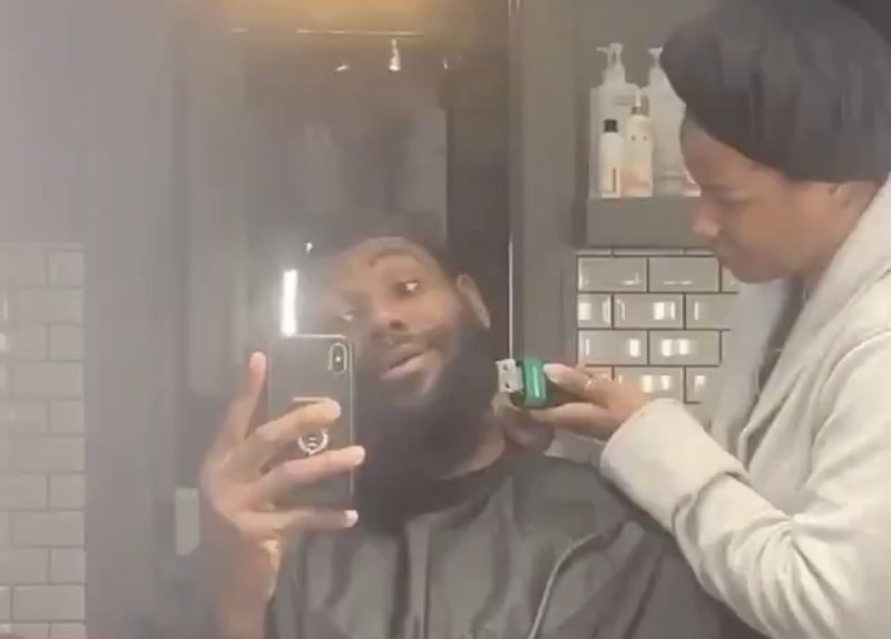 居家自主隔離中的湖人球星LeBron James請妻子為他理髮。（圖／美聯社／達志影像）
