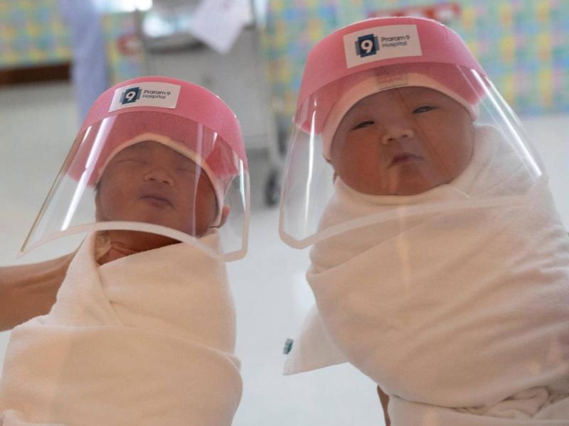 防疫滴水不漏！泰國醫院給新生兒戴「面罩」　眾人齊讚萌
