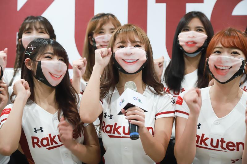 ▲樂天女孩Rakuten Girls為了防疫都戴上口罩。（圖／記者葉政勳攝 , 2020.04.11）