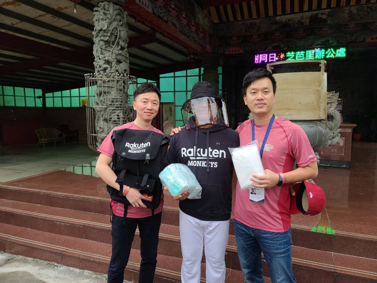 川田喜則（左）、劉玠廷（右）贈送克魯茲口罩等防疫工具。（圖／樂天提供）