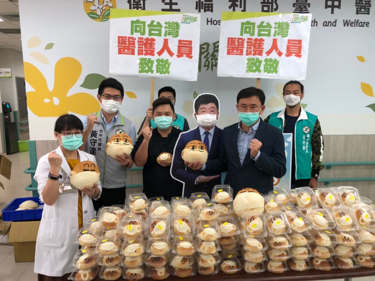 ▲中市泡芙之家透過立委黃國書捐「阿中紅豆胖」麵包給衛福部台中醫院醫護人員。 (圖／柳榮俊翻攝2020.4.11)