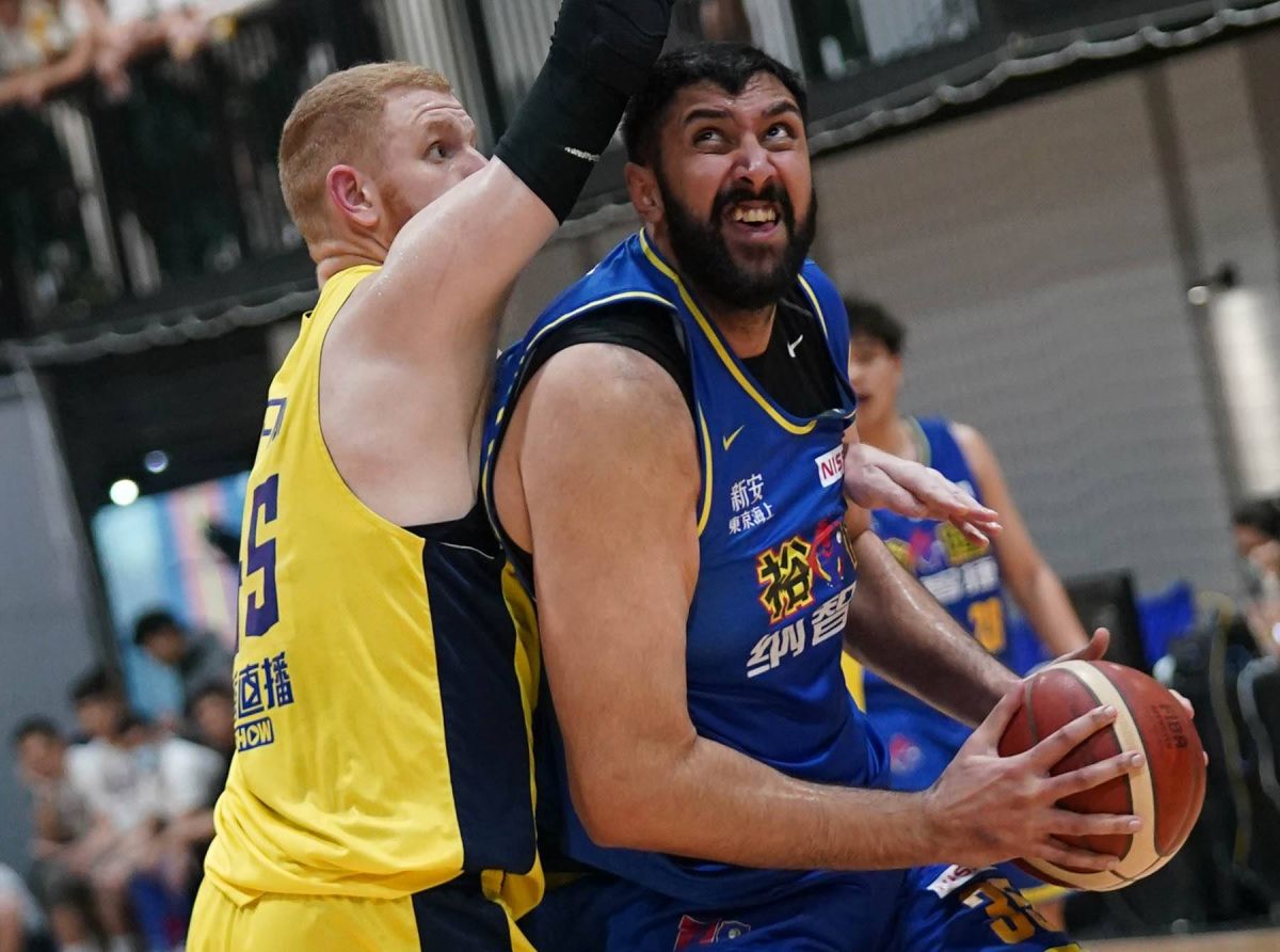 裕隆布拉(右）結束兩場禁賽回歸賽場