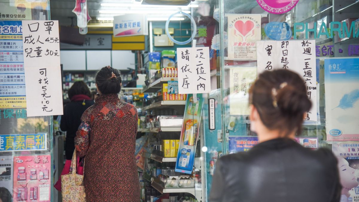 ▲新冠肺炎疫情燒，排隊買口罩（圖／資料照，記者陳明安攝）